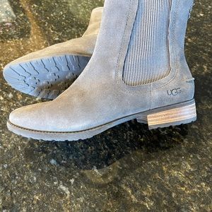 Ugg Hillcrest Chelsea Boot Like New in Box